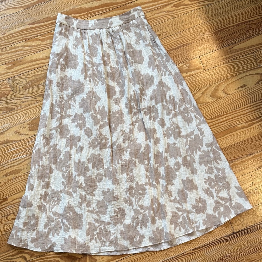 Vince Camuto EUC sz 4 Women's Floral Midi tan skirt with pockets